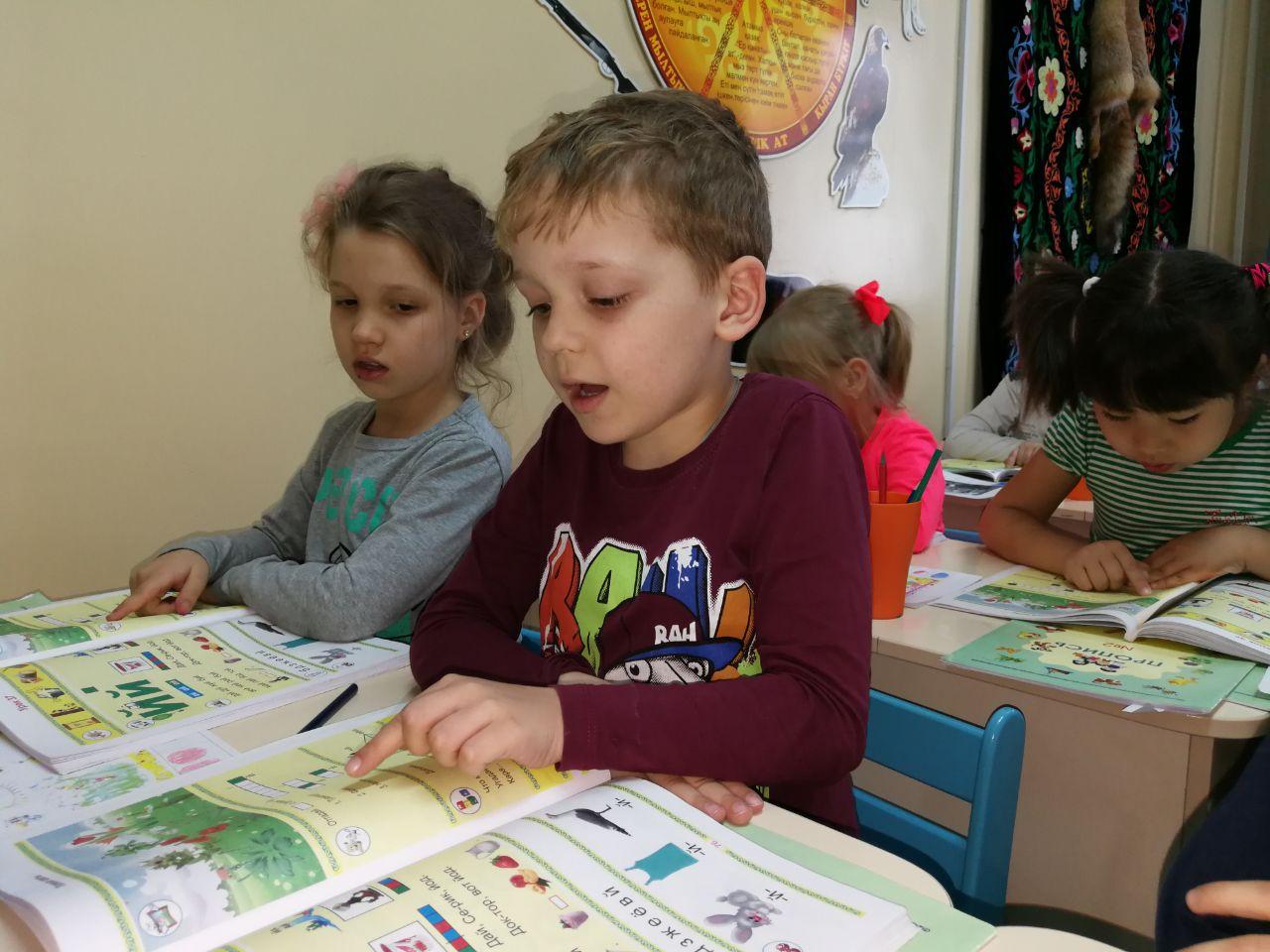 "Полевые цветы (дала гүлдері)" атты апробациялаудан өтіп жатқан "Букварь" оқулығы негізінде өткізілген ҰОҚ
