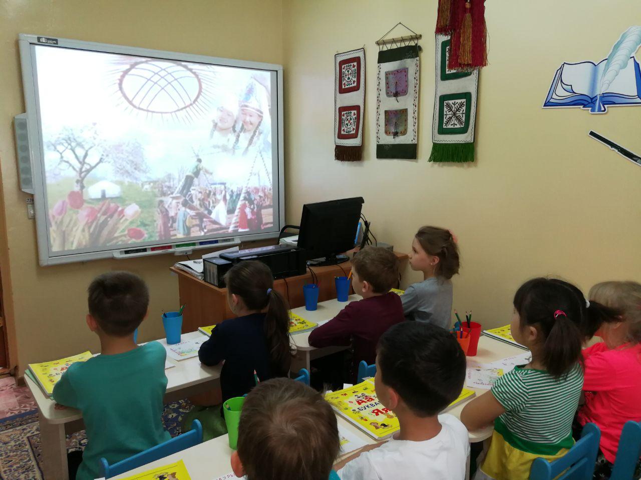 "Полевые цветы (дала гүлдері)" атты апробациялаудан өтіп жатқан "Букварь" оқулығы негізінде өткізілген ҰОҚ